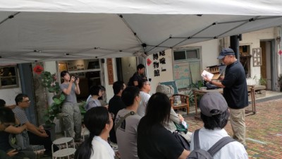 講師現場解說蝙蝠巢箱的設計與用途 (林業保育署新竹分署提供)